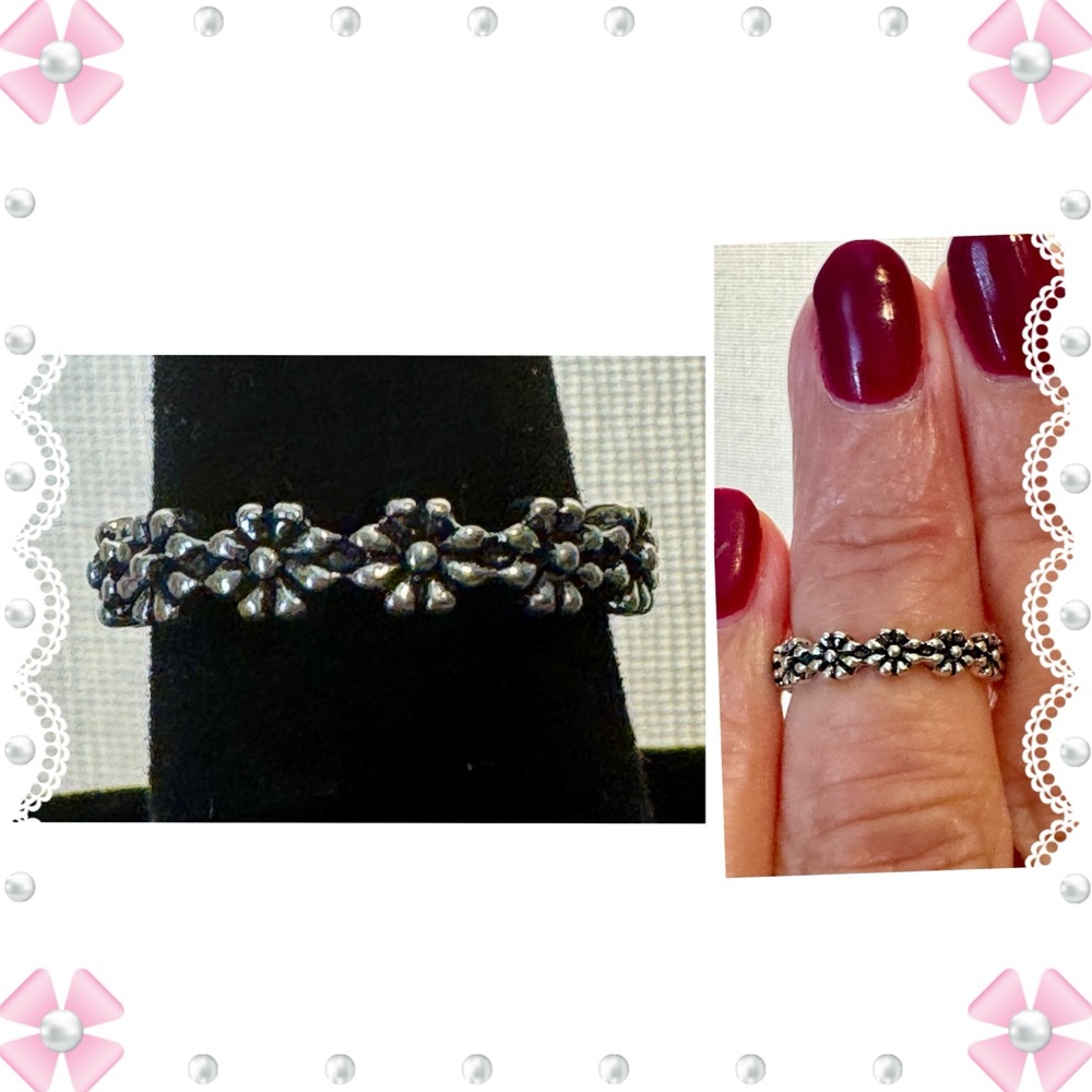 Ring - row of daisies flowers - stackable - stainless steel size 4.25 adjustable